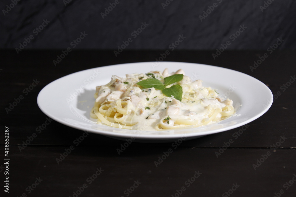 Massa bolonhesa dos espaguetes com molho de tomate, filé de carne, filé frango, vegetais, legumes e carne triturada. Massa bolonhesa dos espaguetes com molho de tomate, filé de carne, filé frango, vegetais, legumes e carne triturada.