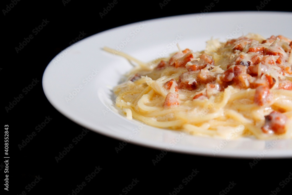 Massa bolonhesa dos espaguetes com molho de tomate, filé de carne, filé frango, vegetais, legumes e carne triturada.