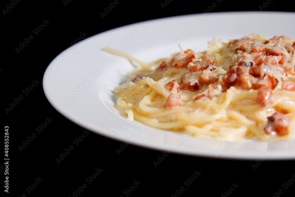 Massa bolonhesa dos espaguetes com molho de tomate, filé de carne, filé frango, vegetais, legumes e carne triturada. Massa bolonhesa dos espaguetes com molho de tomate, filé de carne, filé frango, vegetais, legumes e carne triturada.