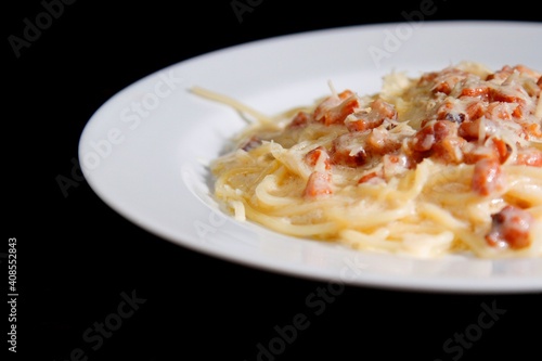 Massa bolonhesa dos espaguetes com molho de tomate, filé de carne, filé frango, vegetais, legumes e carne triturada.