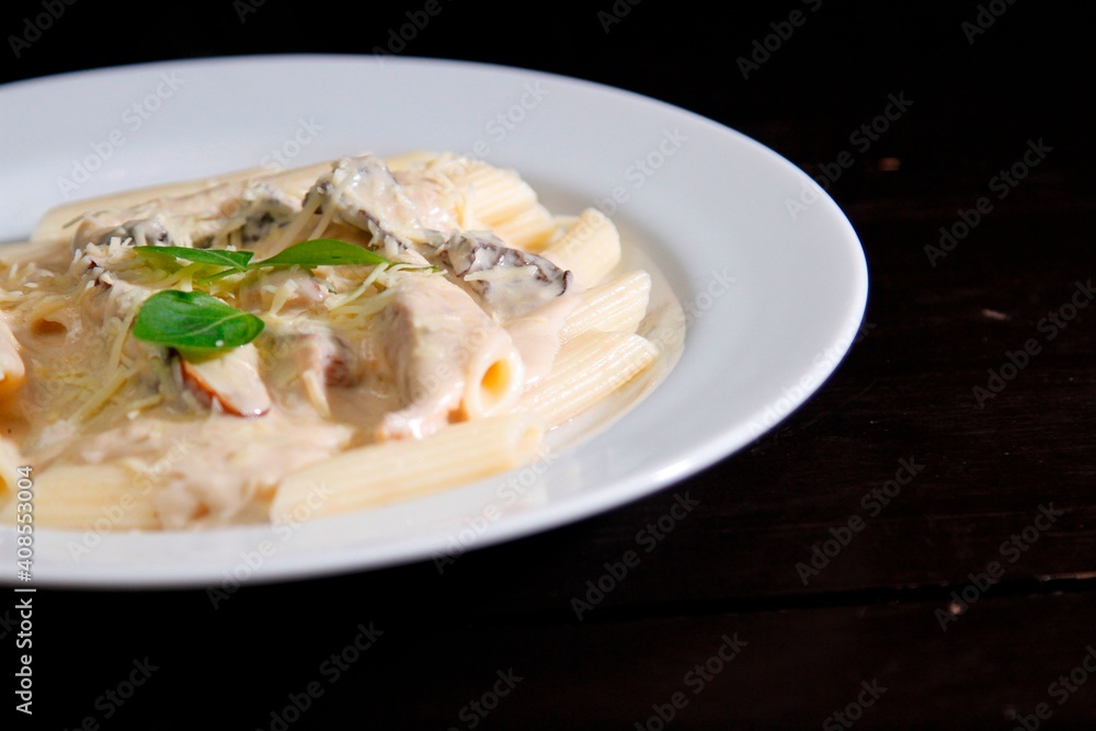 Massa bolonhesa dos espaguetes com molho de tomate, filé de carne, filé frango, vegetais, legumes e carne triturada. Massa bolonhesa dos espaguetes com molho de tomate, filé de carne, filé frango, vegetais, legumes e carne triturada.