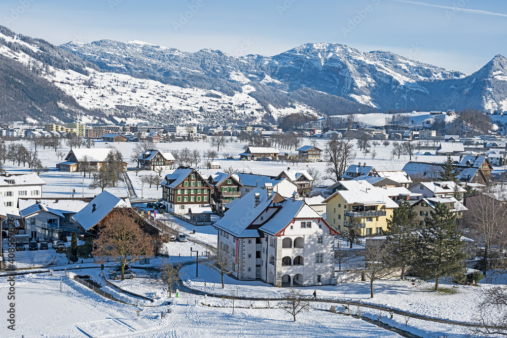 Winkelriedhaus, Stans mit verschneiter Rigilandschaft im Hintergrund, Kanton Nidwalden, Schweiz