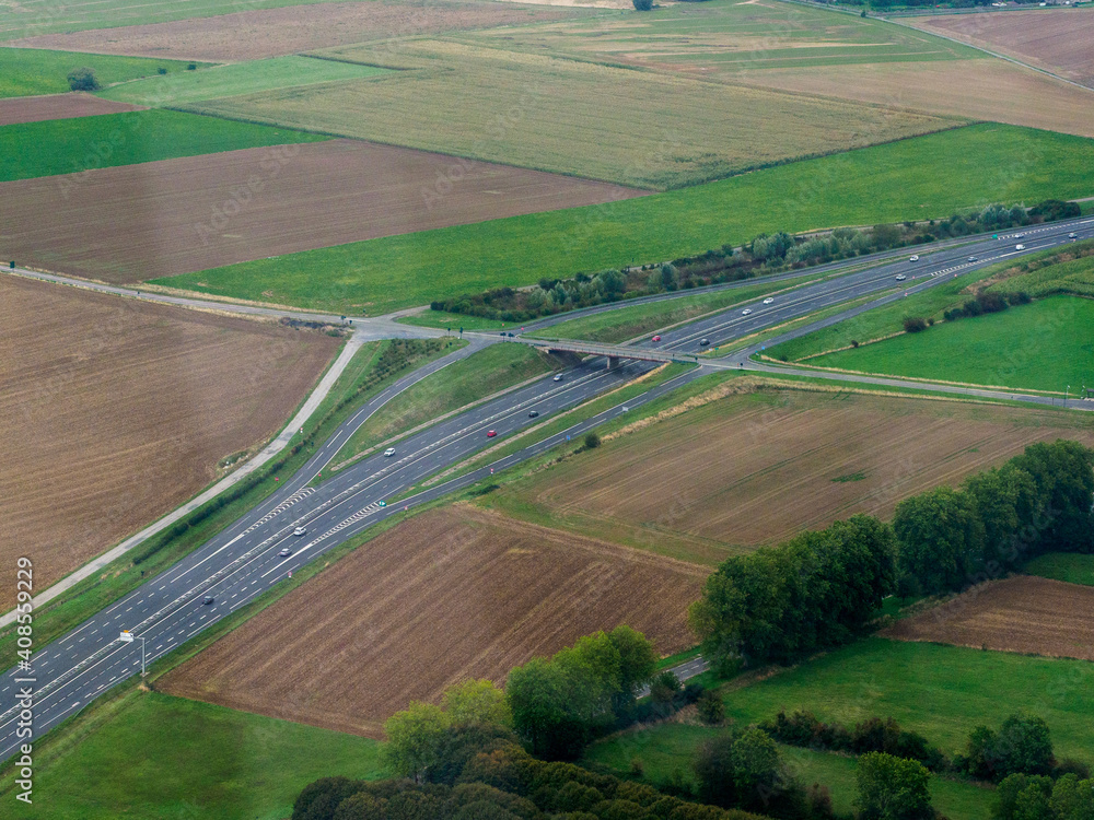 vue aérienne d'un échangeur sur voie rapide à Cléry-en-Vexin dans le Val d'Oise en France