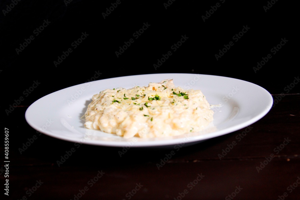 Massa bolonhesa dos espaguetes com molho de tomate, filé de carne, filé frango, vegetais, legumes e carne triturada. Massa bolonhesa dos espaguetes com molho de tomate, filé de carne, filé frango, vegetais, legumes e carne triturada.