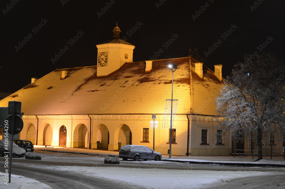 Fototapeta premium Staszów zimą , Staszów zima 2021 , Zima 2021 . Staszów , Staszów nocą w zimie , śnieg w Staszowie ,kościół w Staszowie , ulice Staszów , Rynek Staszów