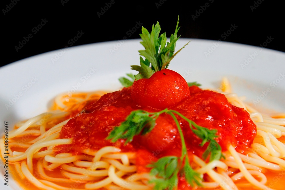 Massa bolonhesa dos espaguetes com molho de tomate, filé de carne, filé frango, vegetais, legumes e carne triturada. Massa bolonhesa dos espaguetes com molho de tomate, filé de carne, filé frango, vegetais, legumes e carne triturada.