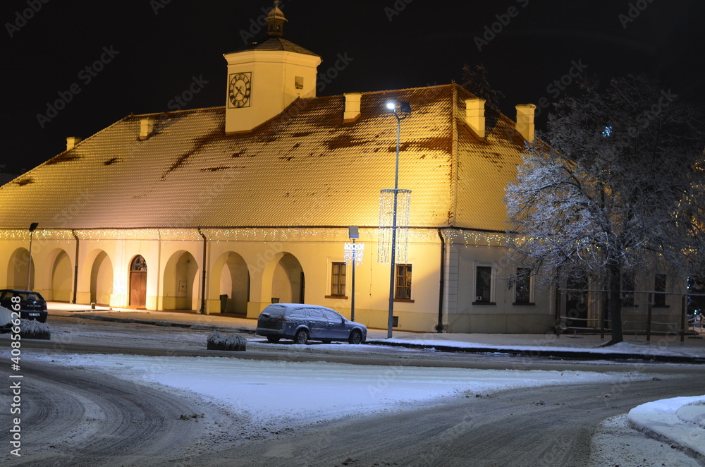 Staszów zimą , Staszów zima 2021 , Zima 2021 . Staszów , Staszów nocą w zimie , śnieg w  Staszowie ,kościół w Staszowie , ulice Staszów , Rynek Staszów