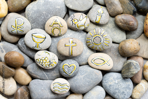 Christliche Symbole auf Steine gemalt. 