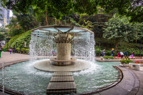 Foto Gazebo with water walls in public park Hong Kong