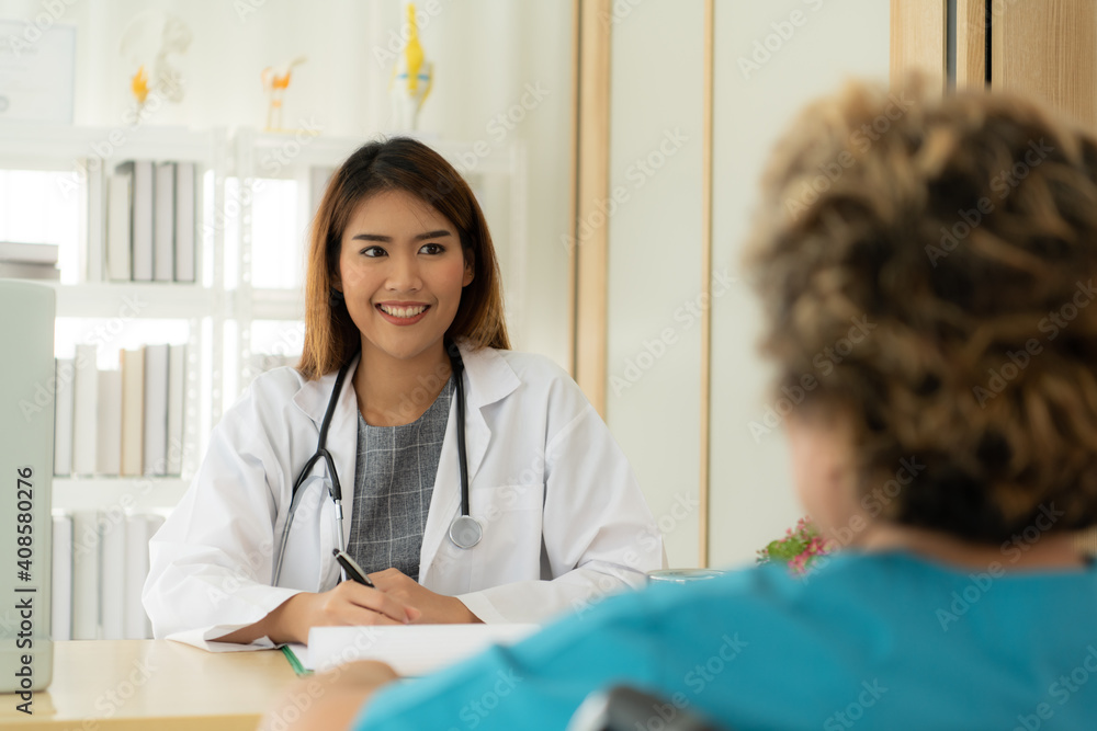 Female doctors perform disease tests and provide medical advice to senior patients that treatment. Female doctors perform disease tests and provide medical advice to senior patients that treatment.