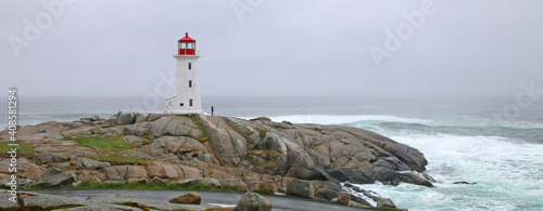 Fotografia The iconic Peggy's Cove Lighthouse located in Nova Scotia has withstood many storms and crashing waves on the granite rocks that it stands on