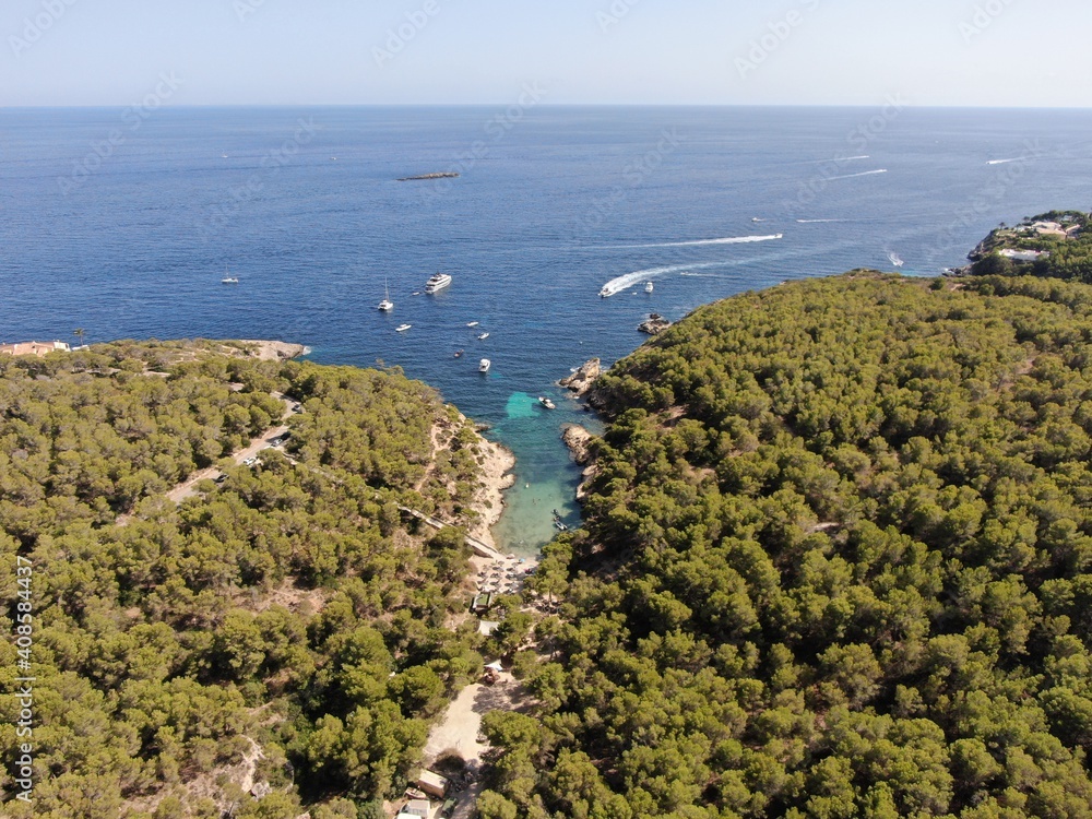 Vista aérea de la playa de Mallorca con el mar de color turquesa y aguas cristalina. Concepto de vacaciones verano y relax