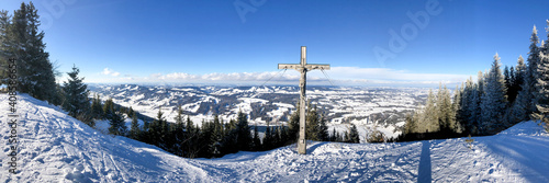 interwandern auf das Immenstädter Horn Gipfelkreuz Panorama Allgäu