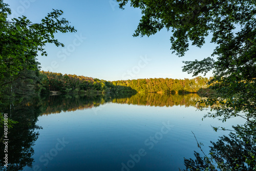 Idyllischer See mit Spiegelung