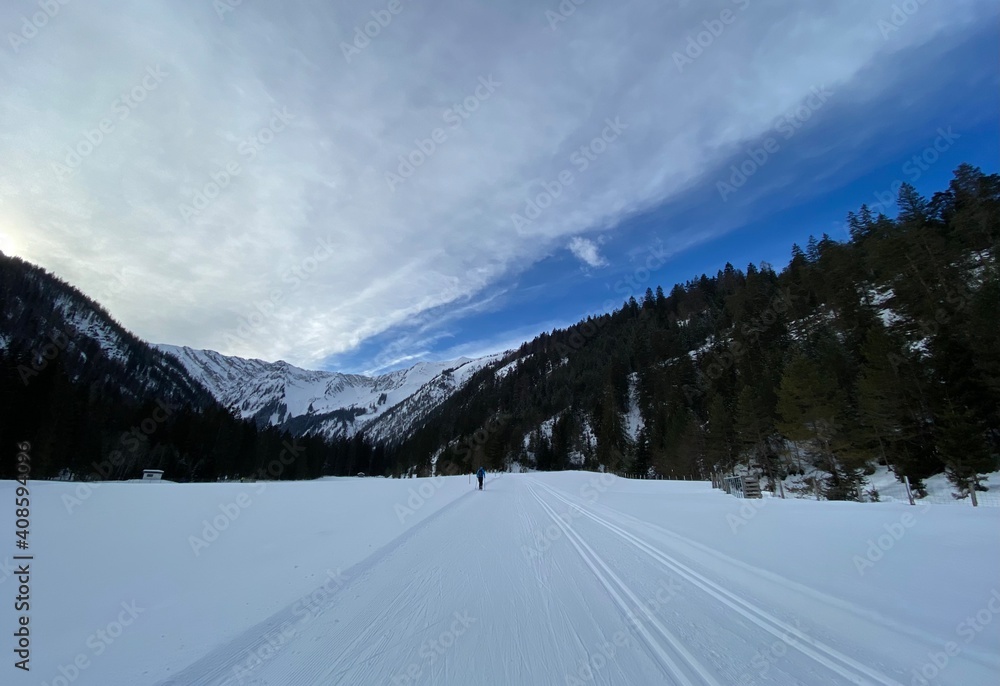 Schneeschuhwandern am Achensee und Achenkirch Pertisau im Oberautal und am Stod Wasserfall in der Nähe von Schwaz Innsbruck Tirol Grenze zu Bayern am späten Nachmittag im Winter 