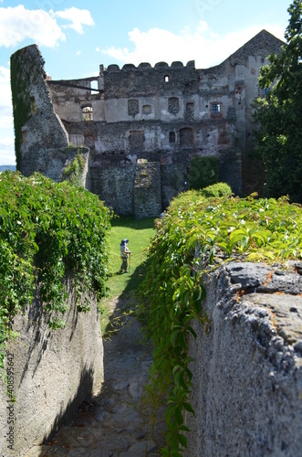 Zamek Bolków, widok na dziedziniec zewnętrzny z bastei