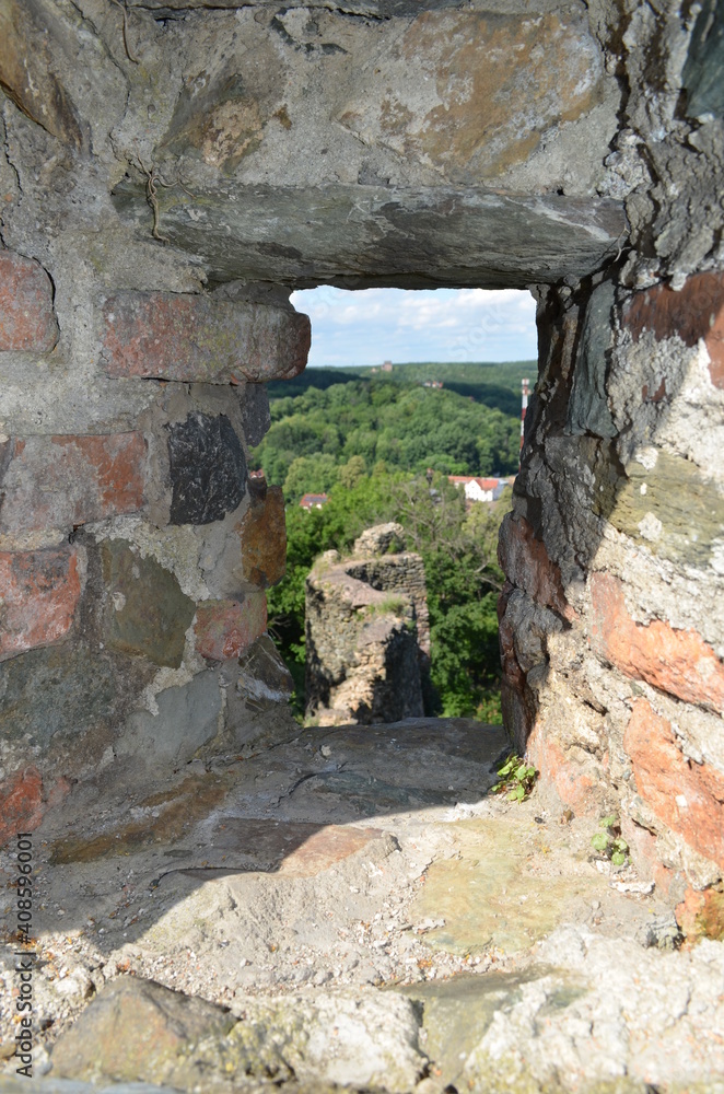 Zamek Bolków, widok przez otwór strzelniczy a murach