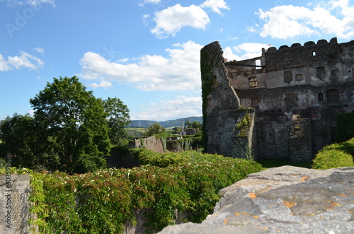 Zamek Bolków, widok na dziedziniec zewnętrzny z bastei photo