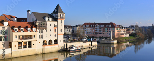 Port Cergy (95000) se reflète dans l'Oise sous un ciel bleu d'hiver, département du Val- d'Oise en région Île-de-France, France