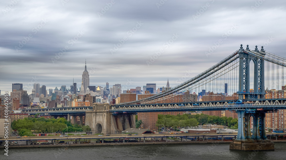 Fototapeta premium Manhattan Bridge and new york skyline