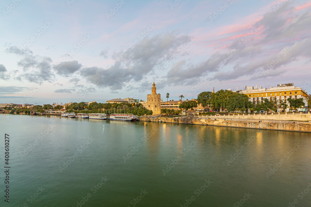 Una foto paisajística de la Torre del Oro de Sevilla junto al río Guadalquivir.