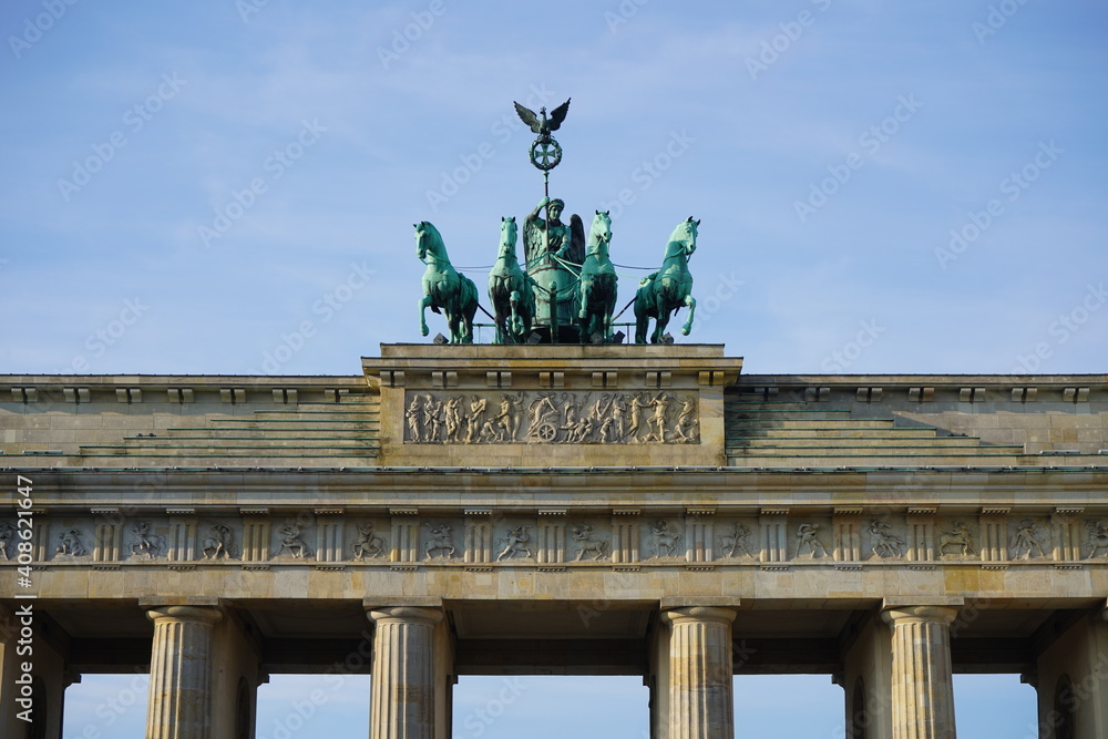 Teilaufnahme Brandenburger Tor im Sonnenlicht bei blauem Himmel