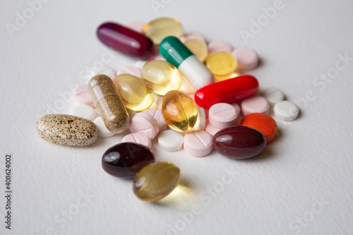 CAPSULAS DE SUPLEMENTOS ALIMENTICIOS, VITAMINA E, OMEGA 3, B3, B6, B12