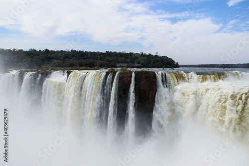 Magic waterfalls of Foz do Igua  u National Park