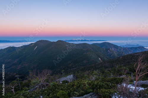 北奥千丈岳から、早朝の金峰山と遥か彼方の八ヶ岳 © @Atsuhiko_Kodama