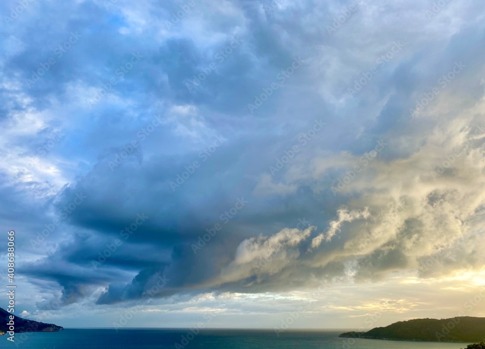 Obraz premium clouds over the sea