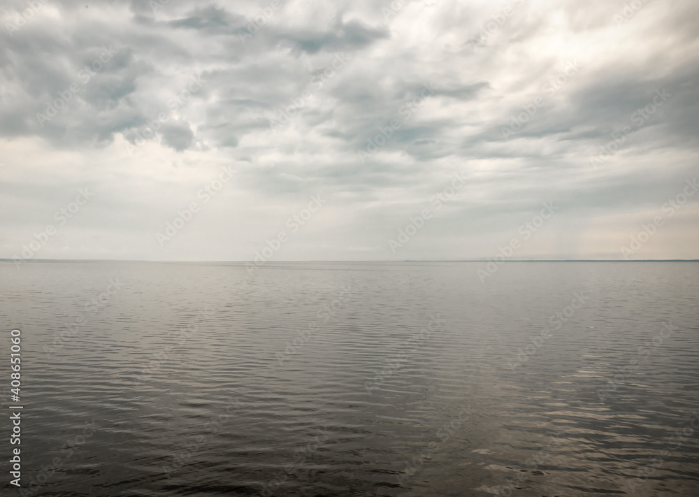 Naklejka premium water and cloudy sky