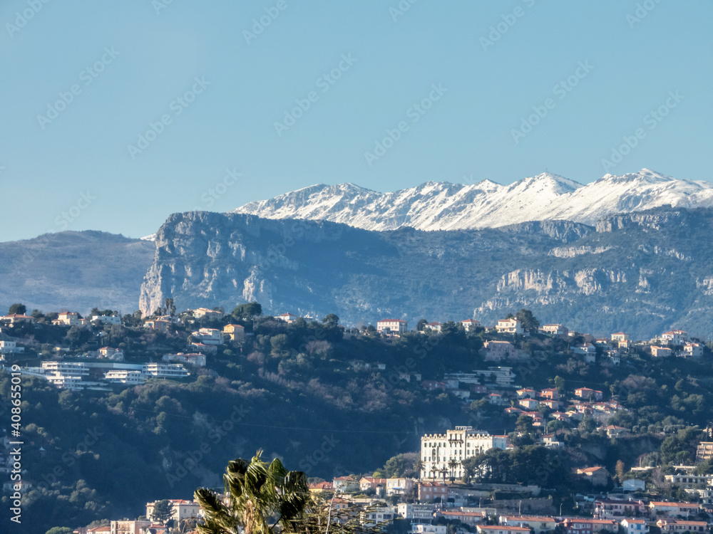 Arrière pays niçois enneigé et baou de Saint Jeannet sur la Côte d'Azur