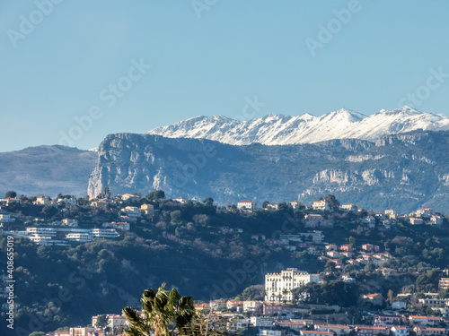 Arrière pays niçois enneigé et baou de Saint Jeannet sur la Côte d'Azur © Bernard