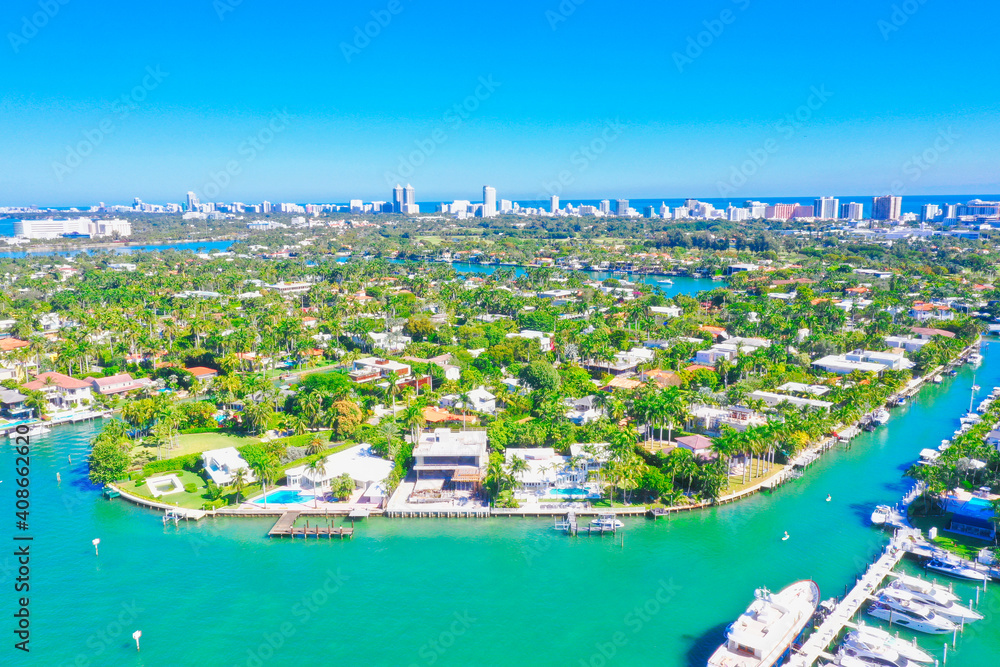 Obraz premium Miami Beach island and ocean view aerial