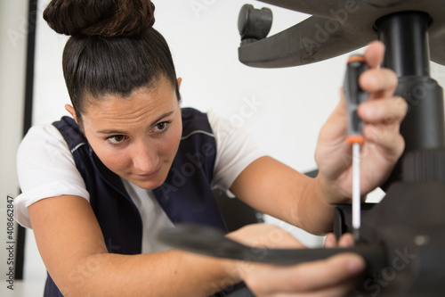 Fotografía young woman fixing an office chair