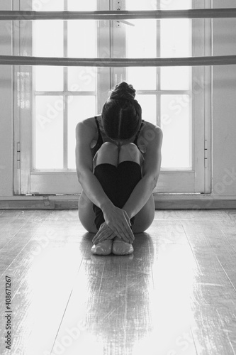 Serie de Ballet en Blanco y Negro en entrenamiento de mujeres bailarinas de ballet, con cansancio y tristeza con una ventana de fondo    photo