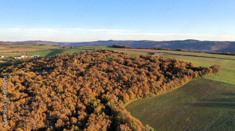 plateau du Larzac, viaduc de Millau et causses de Lozère et de l'Aveyron soleil couchant