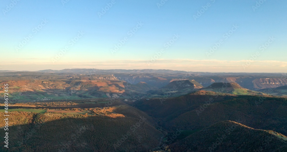 plateau du Larzac, viaduc de Millau et causses de Lozère et de l'Aveyron soleil couchant