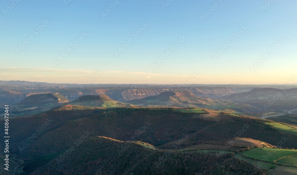 Fototapeta premium Survol des plateaux de l'Aveyron (causse Méjean et plateau du Larzac)