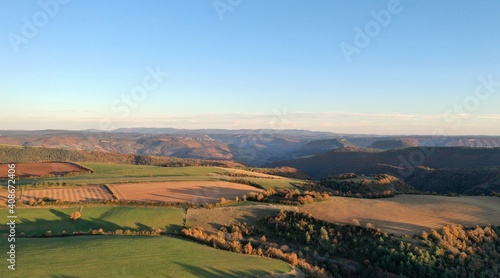 plateau du Larzac, viaduc de Millau et causses de Lozère et de l'Aveyron soleil couchant © Lotharingia