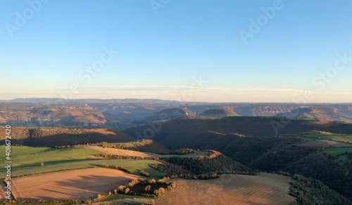 plateau du Larzac, viaduc de Millau et causses de Lozère et de l'Aveyron soleil couchant © Lotharingia