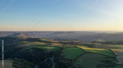 Фотография plateau du Larzac, viaduc de Millau et causses de Lozère et de l'Aveyron soleil