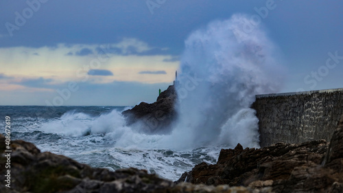 Temporal marítimo en la costa de San Vicente de la Barquera, Cantabria, España