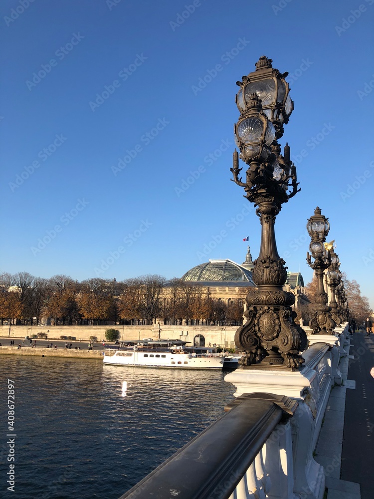Fototapeta premium Paris, tour Eiffel et pont Alexandre III
