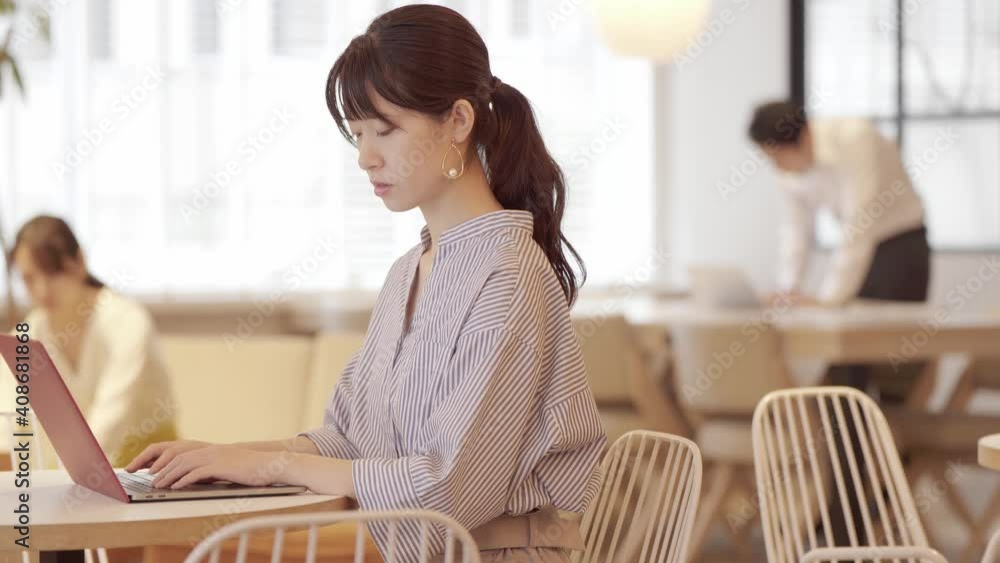 コワーキングスペースで働く人々