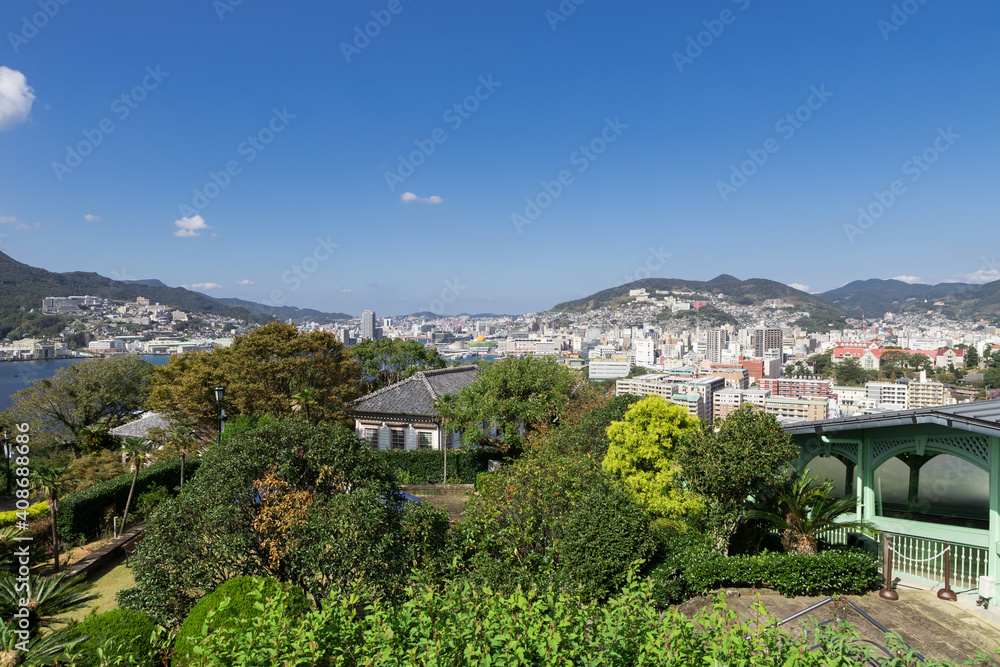Obraz premium グラバー園から見た晴天の長崎市街地眺望