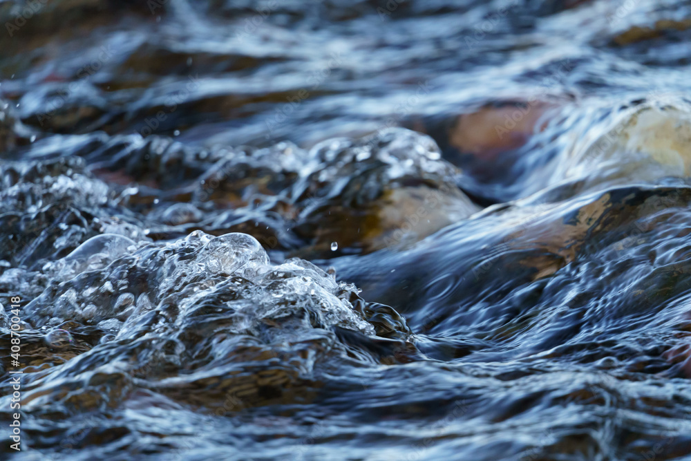 Ταπετσαρία Closeup of Gurgling Water over Cobblestone in a River