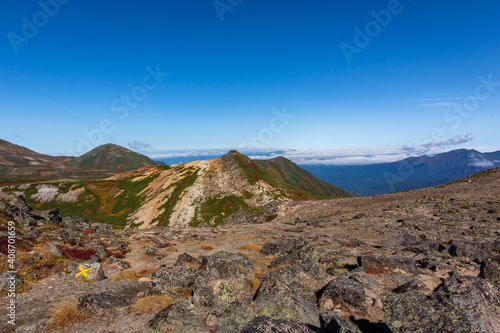 北海道・大雪山系の赤岳山頂から見た、山頂周辺の風景と青空