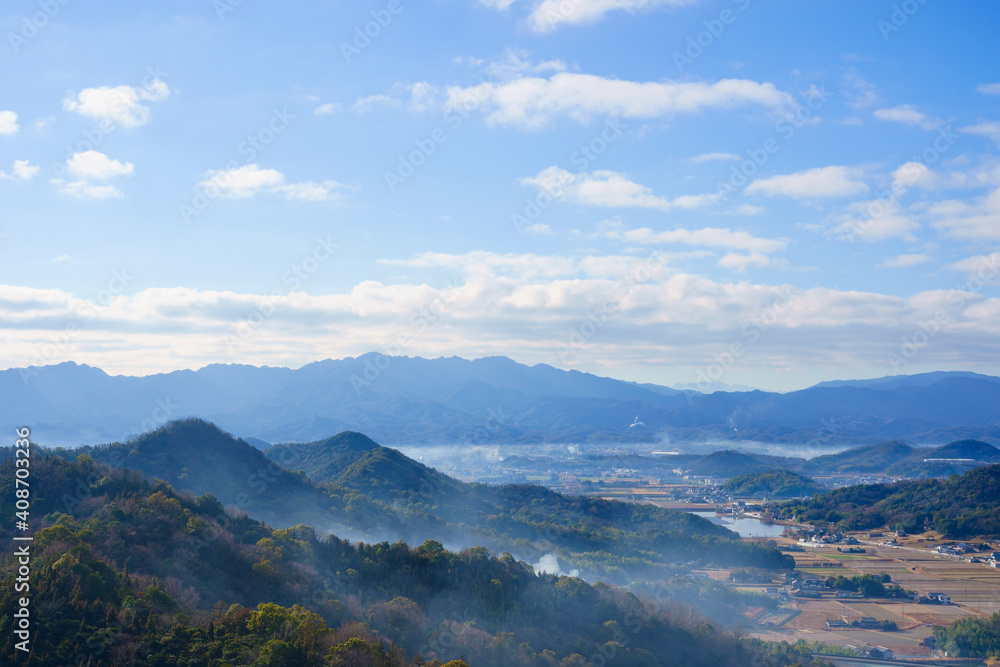 冬の朝　香川県さぬき市の南部の風景　遠方に讃岐山脈