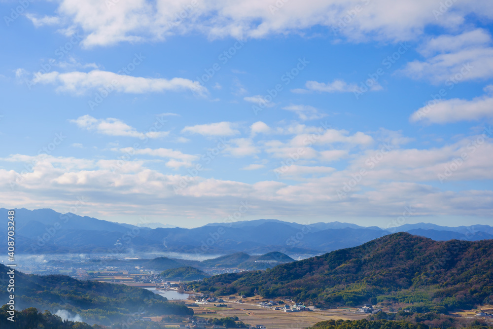 冬の朝　香川県さぬき市の南部の風景　遠方に讃岐山脈